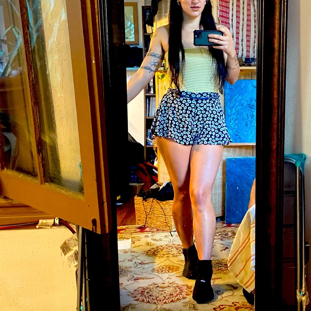 Forever 21 frilly summer shorts- size XS Daisy print with black background